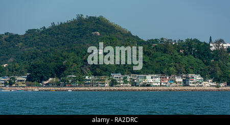 Bunte Villen säumen die Küste auf Peng Chau Island Stockfoto