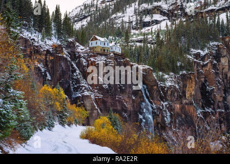 Bridal Veil Falls mit einem Kraftwerk an seiner Oberseite in Telluride, Colorado Stockfoto