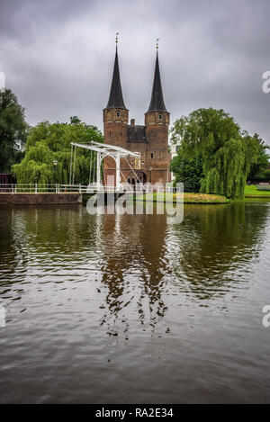 Östliche Tor, Kanal und historischer Zugbrücke in Delft, Niederlande Stockfoto