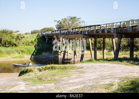 Die nationale Route 9 Highway führt über eine Brücke über den Fluss in der PARAGUAYISCHE Gran Chaco Savannah, Paraguay. Ruta Nacional Numero 9 Dr. Carlos Antonio Lopez. Ruta T Stockfoto