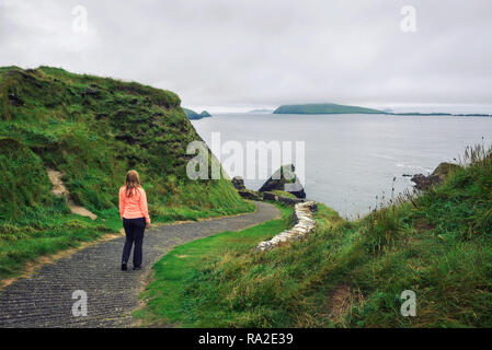 Junge Frau Spaziergänge entlang der Weg durch die irische Landschaft umgeben Stockfoto