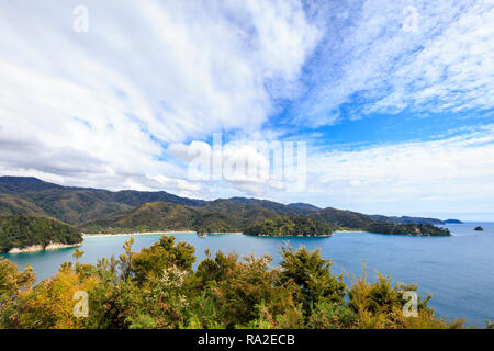 Blick von Te Pukatea LOOP-Spur, Abel Tasman National Park. Stockfoto