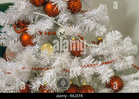 Des Astraleums, Monero, Bitcoin und Weihnachten, Neujahr Silber astraleums. Cryptocurrency astraleums am Weihnachtsbaum Stockfoto