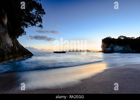 Cathedral Cove bei Sonnenaufgang. Stockfoto