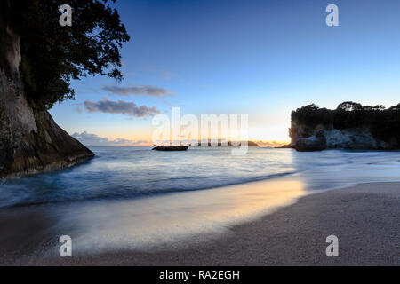 Cathedral Cove bei Sonnenaufgang. Stockfoto