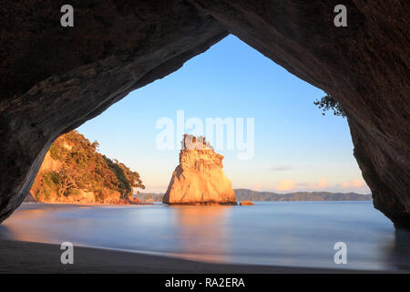 Cathedral Cove bei Sonnenaufgang. Stockfoto