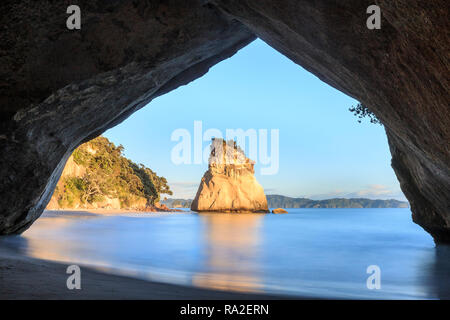 Cathedral Cove bei Sonnenaufgang. Stockfoto