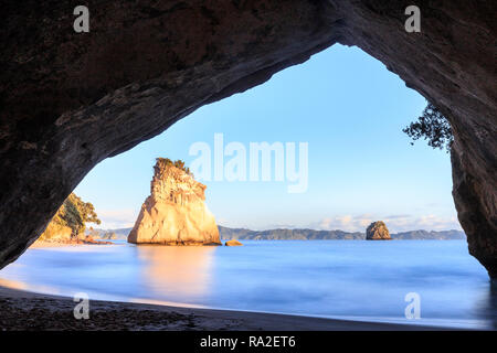 Cathedral Cove bei Sonnenaufgang. Stockfoto