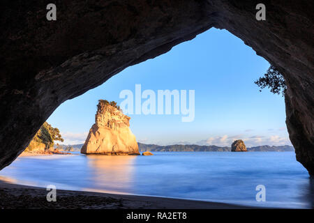 Cathedral Cove bei Sonnenaufgang. Stockfoto