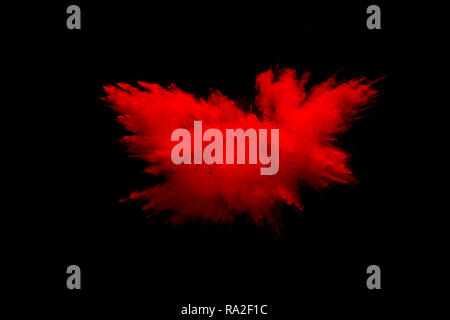 Abstrakte explosion Der Rote Staub auf schwarzen Hintergrund. Abstrakt rot Pulver splatter auf dunklem Hintergrund. Freeze motion Der rote Pulver spritzen. Stockfoto