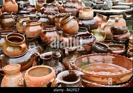 Unterschiedlich große und geformte Keramik Töpfe, Schüsseln und Platten für das Kochen in Guatemala verwendet. Stockfoto