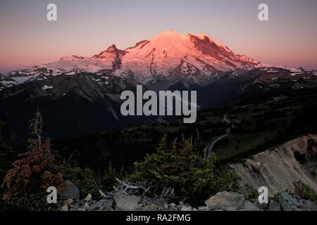 WA 15630-00 ... WASHINGTON - Bunte sunrise auf Mount Rainier von Dege Peak mit Blick auf den Sonnenaufgang und White River Gegend von Mount Rainier National Park Stockfoto