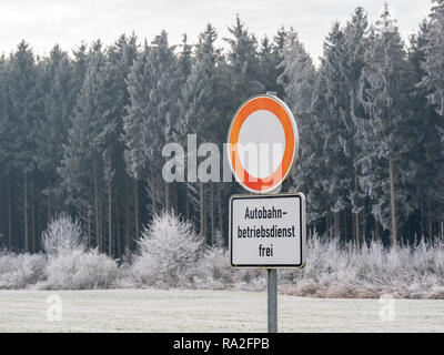 Bild der bunten Deutschen street sign im Winter Landschaft Stockfoto