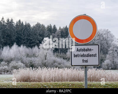 Bild der bunten Deutschen street sign im Winter Landschaft Stockfoto