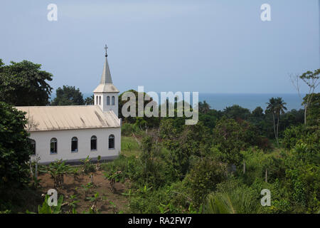 Kribi, Sud/Kamerun - 12. Februar 2017: Eine koloniale Kirche außerhalb auf einem Hügel in der Nähe der Küstenstadt Kribi in Kamerun. Stockfoto