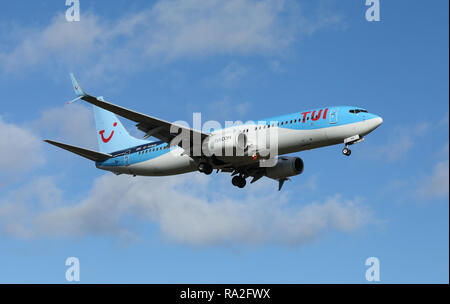 Der TUI-airways Boeing 737-800 Passagierflugzeug, Seriennr. G-TAWN, nähert sich die Start- und Landebahn am internationalen Flughafen Birmingham, West Midlands, UK. Stockfoto