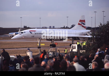 British Airways Concorde supersonic Airliner, Seriennr. G-BOAC, in Richtung der Start- und Landebahn am Internationalen Flughafen Birmingham im Oktober 2003 rollen. Stockfoto