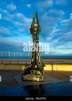 Ein Stück der Kunst im öffentlichen Raum auf Redcar Meer Sinterlation des Bildhauers Ian Randall die lokale Stahlindustrie Tradition feiert Stockfoto