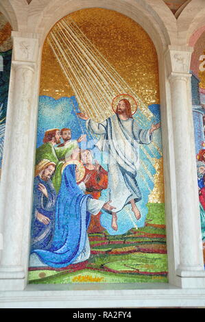 Religiöse Mosaiken an einer Kirche in Gulianova Italien Stockfoto