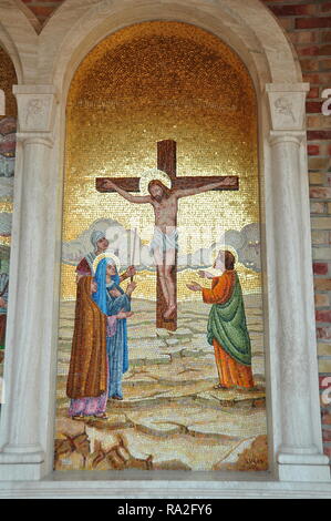 Religiöse Mosaiken an einer Kirche in Gulianova Italien Stockfoto