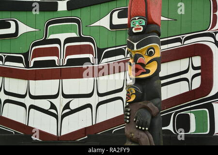 Erste Nationen totem und Kunstwerken auf der Thunderbird Park in Victoria, BC, Kanada. Stockfoto