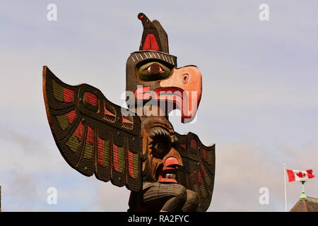 Erste Nationen totem und Kunstwerken auf der Thunderbird Park in Victoria, BC, Kanada. Stockfoto