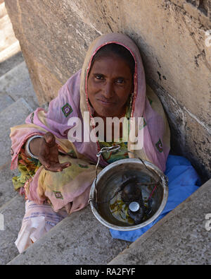 Arme asiatische Frau um Geld betteln auf den Straßen von Udaipur, Rajasthan, Indien, Asien. Stockfoto