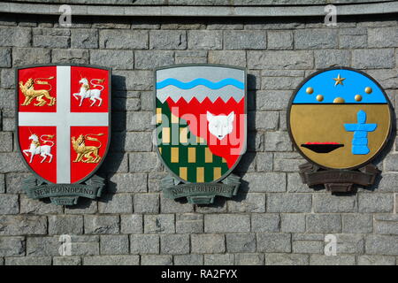 Wappen für die kanadische Provinz Neufundland, die Northwest Territories und Nunavut hängen an einer Wand in Victoria BC, Kanada. Stockfoto