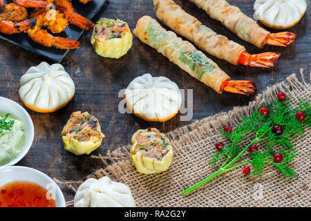 Riesige Riesengarnelen und Auswahl von Mini chinesische Knödel mit Sweet Chili und Joghurt tauchen Saucen. Party Food Idee. Stockfoto