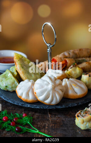 Riesige Riesengarnelen und Auswahl von Mini chinesische Knödel mit Sweet Chili Soße. Party Food Idee. Stockfoto