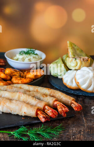 Riesige Riesengarnelen und Auswahl von Mini chinesischen Teigtaschen mit Joghurt tauchen Saucen. Party Food Idee. Stockfoto