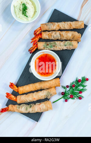 Riesige Riesengarnelen mit Sweet Chili und Joghurt tauchen Saucen. Party Food Idee. Ansicht von oben. Stockfoto