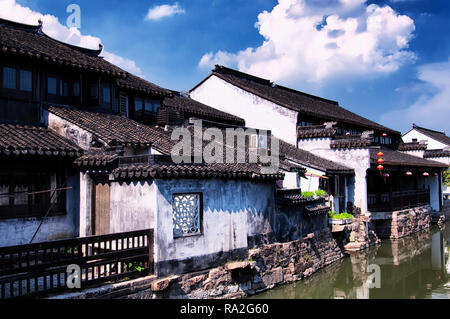 Die weißen verwitterten Gebäude der Luzhi Wasser Stadt landschaftlich reizvollen Gegend in Wuzhong Bereich von Suzhou in der Provinz Jiangsu in China an einem sonnigen Tag. Stockfoto