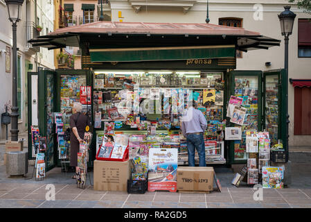 Zeitschriften und Zeitungen für den Verkauf auf eine newsstand​ Kiosk in der Altstadt von Valencia, Spanien. Stockfoto