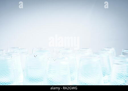 Ein Stapel Kunststoff Glas Mineralwasser auf weißem Hintergrund Stockfoto