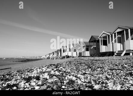 Schwarz-weiß-Bild Der holzhütten am Thorpe Bay, in der Nähe von Southend-on-Sea, Essex, England Stockfoto