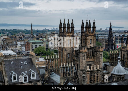 Panoramablick auf die Stadt Edinburgh, Schottland an einem bewölkten Tag mit dem Firth-of-Forth im Hintergrund Stockfoto