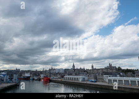 Panoramablick auf den Hafen von Aberdeen, Schottland mit Schiffen, Docks und Lagerhallen an einem bewölkten Tag Stockfoto