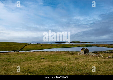 Eine verlassene Ruine einer Croft Haus mit Blick auf den Atlantischen Ozean in der schottischen Shetland-Inseln auf einem leicht bewölkt Tag Stockfoto