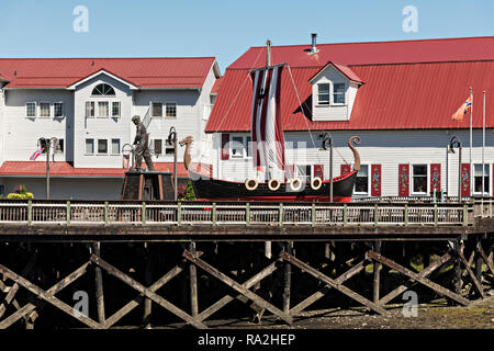 Die Söhne von Norwegen Halle Fedrelandet Lodge, Wikingerschiff und Bojer Wikan Fishermens Memorial Park auf Hammer Slough in Petersburg, Mitkof Insel, Alaska. Petersburg angesiedelt, die von norwegischen Immigranten Peter Buschmann ist so wenig Norwegen aufgrund der hohen Prozentsatz der Bevölkerung skandinavischer Herkunft bekannt. Stockfoto