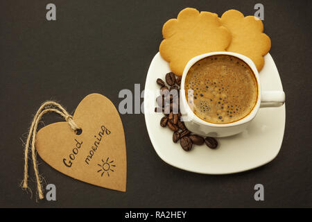 Schwarzen Kaffee und Plätzchen auf Holz- hintergrund Frühstück, Ansicht von oben Stockfoto