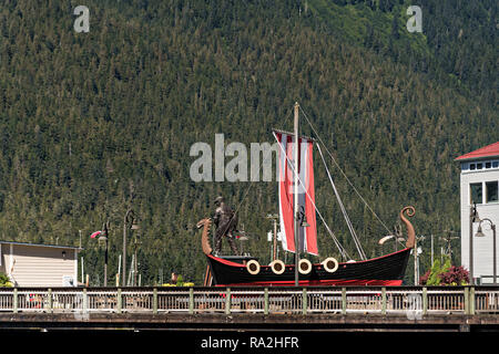 Die Söhne von Norwegen Halle Fedrelandet Lodge, Wikingerschiff und Bojer Wikan Fishermens Memorial Park auf Hammer Slough in Petersburg, Mitkof Insel, Alaska. Petersburg angesiedelt, die von norwegischen Immigranten Peter Buschmann ist so wenig Norwegen aufgrund der hohen Prozentsatz der Bevölkerung skandinavischer Herkunft bekannt. Stockfoto