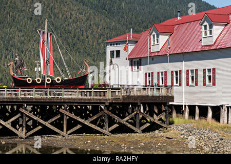 Die Söhne von Norwegen Halle Fedrelandet Lodge, Wikingerschiff und Bojer Wikan Fishermens Memorial Park auf Hammer Slough in Petersburg, Mitkof Insel, Alaska. Petersburg angesiedelt, die von norwegischen Immigranten Peter Buschmann ist so wenig Norwegen aufgrund der hohen Prozentsatz der Bevölkerung skandinavischer Herkunft bekannt. Stockfoto