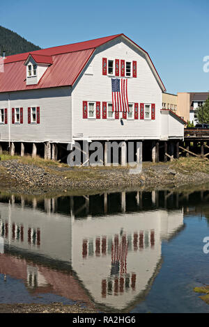 Die Söhne von Norwegen Halle Fedrelandet Lodge spiegelt sich auf Hammer Slough in Petersburg, Mitkof Insel, Alaska. Petersburg angesiedelt, die von norwegischen Immigranten Peter Buschmann ist so wenig Norwegen aufgrund der hohen Prozentsatz der Bevölkerung skandinavischer Herkunft bekannt. Stockfoto