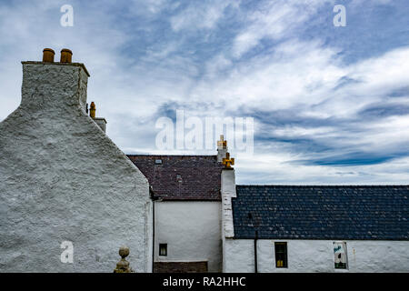 Architektonischen Profil eines traditionellen Haus mit Kamin und Dachterrasse in der schottischen Shetland-Inseln Stockfoto