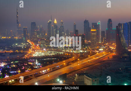 28.03.2018, Dubai, Dubai, Vereinigte Arabische Emirate, Blick vom Dubai Frame in die Skyline am Abend. 00 S 180328 D210 CARO.JPG [MODEL RELEASE: NICHT APPL Stockfoto