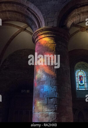 Innenraum Bögen von St. Magnus Kathedrale in Kirkwall beleuchtet durch einen Regenbogen von Licht durch die Glasfenster der westlichen Fassade kommen Stockfoto