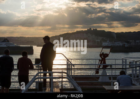 Allgemeine Aussicht auf den Hafen von Dover, England, Großbritannien von einer Abfahrt der Fähre gesehen. Stockfoto