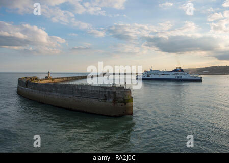 Allgemeine Aussicht auf den Hafen von Dover, England, Großbritannien von einer Abfahrt der Fähre gesehen. Stockfoto