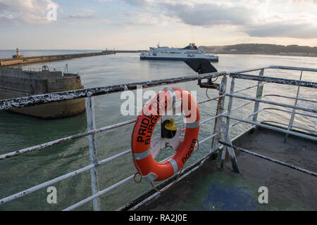 Allgemeine Aussicht auf den Hafen von Dover, England, Großbritannien von einer Abfahrt der Fähre gesehen. Stockfoto